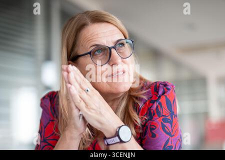 Staatssekretärin Ulrike Königsberger-Ludwig (SPÖ) am Dienstag, den 12. August 2025, während eines Interviews mit der Presseagentur APA Österreich in Wien. - 20250812 PD11257 Credit: APA-PictureDesk/Alamy Live News Stockfoto