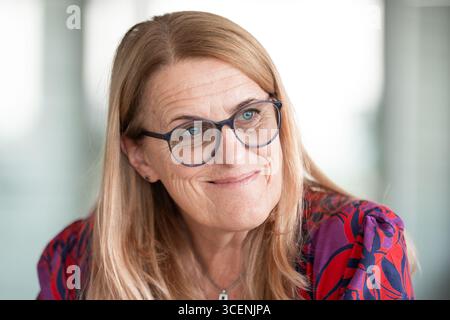 Staatssekretärin Ulrike Königsberger-Ludwig (SPÖ) am Dienstag, den 12. August 2025, während eines Interviews mit der Presseagentur APA Österreich in Wien. - 20250812 PD11263 Credit: APA-PictureDesk/Alamy Live News Stockfoto