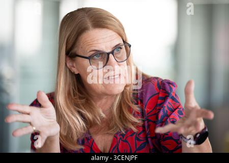 Staatssekretärin Ulrike Königsberger-Ludwig (SPÖ) am Dienstag, den 12. August 2025, während eines Interviews mit der Presseagentur APA Österreich in Wien. - 20250812 PD11265 Credit: APA-PictureDesk/Alamy Live News Stockfoto