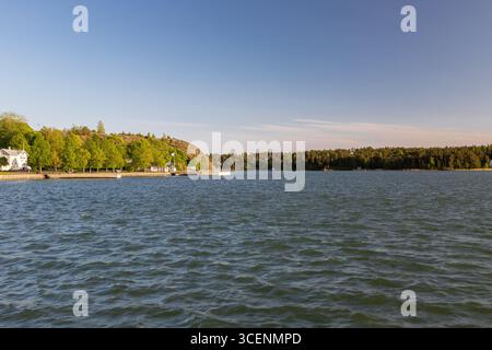 Blick auf den weltgrößten Archipel in der Nähe der Küste von Turku vom Fischerdorf Naantali aus zu Beginn der goldenen Stunde im Frühling Stockfoto