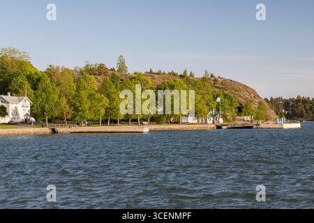 Blick auf den weltgrößten Archipel in der Nähe der Küste von Turku vom Fischerdorf Naantali aus zu Beginn der goldenen Stunde im Frühling Stockfoto