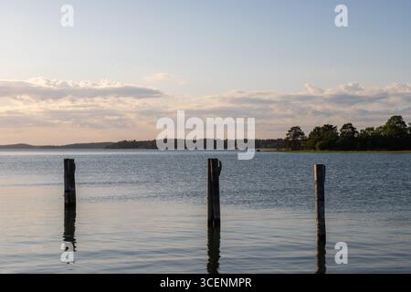 Fantastischer goldener Sonnenuntergang hinter den Wolken im Frühling, über dem weltgrößten Archipel in der Nähe der Stadt Turku aus dem Dorf Naantali, mit Stockfoto