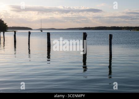 Fantastischer goldener Sonnenuntergang hinter den Wolken im Frühling, über dem weltgrößten Archipel in der Nähe der Stadt Turku aus dem Dorf Naantali, mit Stockfoto