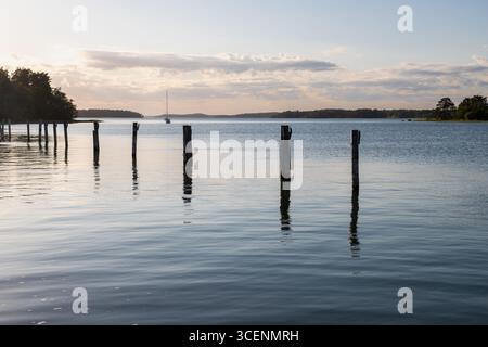 Fantastischer goldener Sonnenuntergang hinter den Wolken im Frühling, über dem weltgrößten Archipel in der Nähe der Stadt Turku aus dem Dorf Naantali, mit Stockfoto