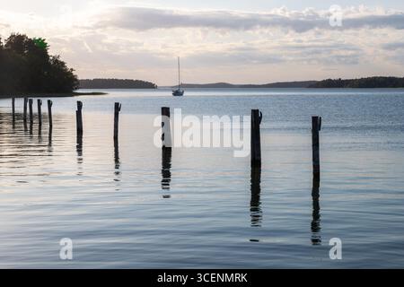 Fantastischer goldener Sonnenuntergang hinter den Wolken im Frühling, über dem weltgrößten Archipel in der Nähe der Stadt Turku aus dem Dorf Naantali, mit Stockfoto