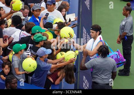 Taylor Fritz, der 4. Seed der Männer und amerikanischer Spieler, interagierte mit Fans nach seinem Training an diesem Tag. New York, USA, 18. August 2025. Die „Fan Week“ der US Open 2025 begann im USTA Billie Jean King National Tennis Center in New York und bot freien Eintritt für Qualifikationsspiele und Spielerübungen sowie eine Reihe kultureller Aktivitäten am 18. August 2025, Ortszeit. Quelle: Wang Fan/China News Service/Alamy Live News Stockfoto