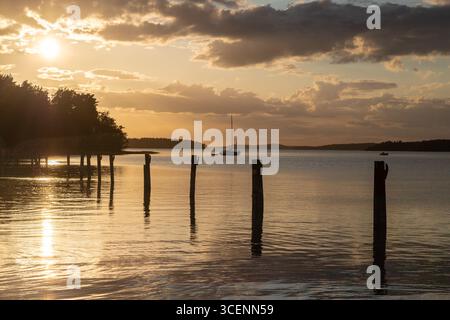 Fantastischer goldener Sonnenuntergang hinter den Wolken im Frühling, über dem weltgrößten Archipel in der Nähe der Stadt Turku aus dem Dorf Naantali, mit Stockfoto