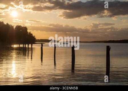 Fantastischer goldener Sonnenuntergang hinter den Wolken im Frühling, über dem weltgrößten Archipel in der Nähe der Stadt Turku aus dem Dorf Naantali, mit Stockfoto