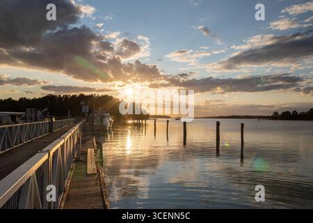 Fantastischer goldener Sonnenuntergang hinter den Wolken im Frühling, über dem weltgrößten Archipel in der Nähe der Stadt Turku aus dem Dorf Naantali, mit Stockfoto