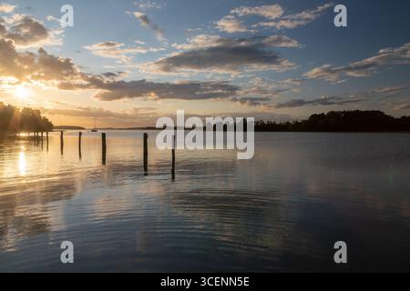 Fantastischer goldener Sonnenuntergang hinter den Wolken im Frühling, über dem weltgrößten Archipel in der Nähe der Stadt Turku aus dem Dorf Naantali, mit Stockfoto