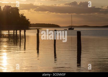 Fantastischer goldener Sonnenuntergang hinter den Wolken im Frühling, über dem weltgrößten Archipel in der Nähe der Stadt Turku aus dem Dorf Naantali, mit Stockfoto