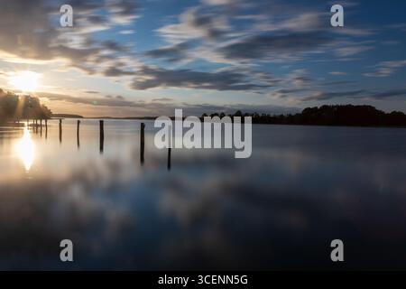 Fantastischer goldener Sonnenuntergang hinter den Wolken im Frühling, über dem weltgrößten Archipel in der Nähe der Stadt Turku aus dem Dorf Naantali, mit Stockfoto