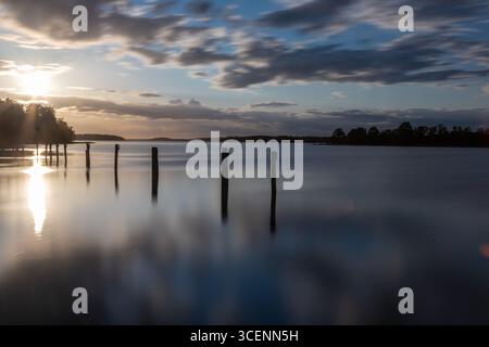 Fantastischer goldener Sonnenuntergang hinter den Wolken im Frühling, über dem weltgrößten Archipel in der Nähe der Stadt Turku aus dem Dorf Naantali, mit Stockfoto