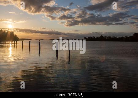 Fantastischer goldener Sonnenuntergang hinter den Wolken im Frühling, über dem weltgrößten Archipel in der Nähe der Stadt Turku aus dem Dorf Naantali, mit Stockfoto
