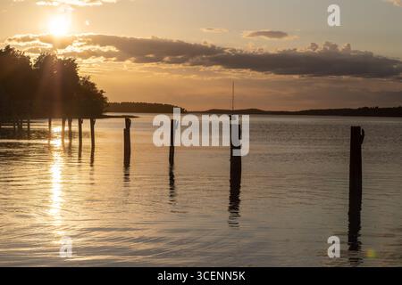 Fantastischer goldener Sonnenuntergang hinter den Wolken im Frühling, über dem weltgrößten Archipel in der Nähe der Stadt Turku aus dem Dorf Naantali, mit Stockfoto