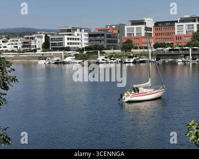Der Schiersteiner Hafen im Ortsteil Schierstein in Wiesbaden, Hessen, Deutschland Stockfoto