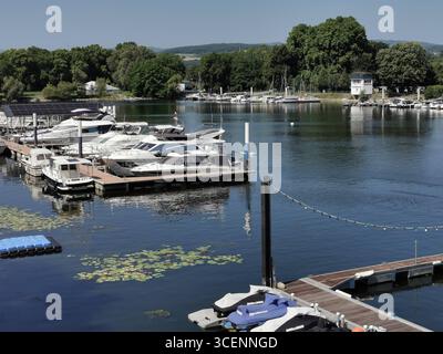 Der Schiersteiner Hafen im Ortsteil Schierstein in Wiesbaden, Hessen, Deutschland Stockfoto