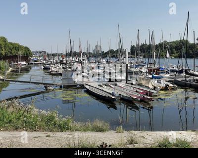Der Schiersteiner Hafen im Ortsteil Schierstein in Wiesbaden, Hessen, Deutschland Stockfoto
