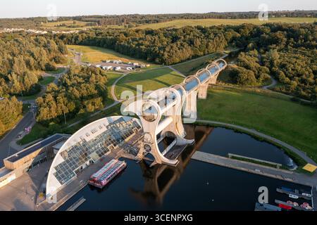 Aus der Vogelperspektive auf das Falkirk Wheel, ein rotierender Bootslift, der den Forth- und Clyde-Kanal mit dem Union Canal verbindet, glitzert im Sonnenuntergang, Falkirk, SCO Stockfoto