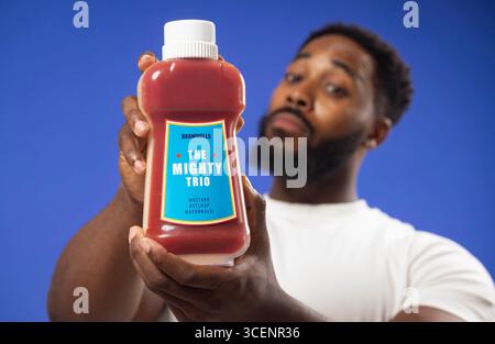 EMBARGOED BIS 0001 MITTWOCH, 20. AUGUST, NUR REDAKTIONELLE VERWENDUNG Supermarkt Aldi stellt „The Mighty Trio“ vor, eine limitierte Flasche mit dreifacher Soße, die gleichzeitig Ketchup, Mayonnaise und Senf abgibt, die als Reaktion auf neue Forschungsergebnisse veröffentlicht wurde, die zeigen, dass die Menschen über ihre Gewürze mehr Meinungen denn je sind. Ausgabedatum: Mittwoch, 20. August 2025. Stockfoto