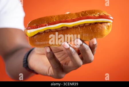 EMBARGOED BIS 0001 MITTWOCH, 20. AUGUST, NUR REDAKTIONELLE VERWENDUNG Supermarkt Aldi stellt „The Mighty Trio“ vor, eine limitierte Flasche mit dreifacher Soße, die gleichzeitig Ketchup, Mayonnaise und Senf abgibt, die als Reaktion auf neue Forschungsergebnisse veröffentlicht wurde, die zeigen, dass die Menschen über ihre Gewürze mehr Meinungen denn je sind. Ausgabedatum: Mittwoch, 20. August 2025. Stockfoto