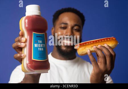 EMBARGOED BIS 0001 MITTWOCH, 20. AUGUST, NUR REDAKTIONELLE VERWENDUNG Supermarkt Aldi stellt „The Mighty Trio“ vor, eine limitierte Flasche mit dreifacher Soße, die gleichzeitig Ketchup, Mayonnaise und Senf abgibt, die als Reaktion auf neue Forschungsergebnisse veröffentlicht wurde, die zeigen, dass die Menschen über ihre Gewürze mehr Meinungen denn je sind. Ausgabedatum: Mittwoch, 20. August 2025. Stockfoto
