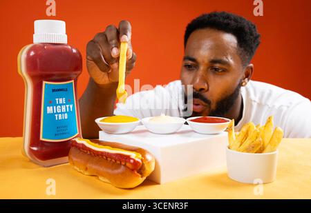 EMBARGOED BIS 0001 MITTWOCH, 20. AUGUST, NUR REDAKTIONELLE VERWENDUNG Supermarkt Aldi stellt „The Mighty Trio“ vor, eine limitierte Flasche mit dreifacher Soße, die gleichzeitig Ketchup, Mayonnaise und Senf abgibt, die als Reaktion auf neue Forschungsergebnisse veröffentlicht wurde, die zeigen, dass die Menschen über ihre Gewürze mehr Meinungen denn je sind. Ausgabedatum: Mittwoch, 20. August 2025. Stockfoto