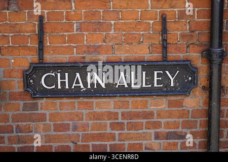 Vintage Chain Alley Street Schild auf verwittertem Backsteinmauerhintergrund. Oxford, England Stockfoto