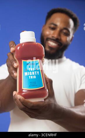 EMBARGOED BIS 0001 MITTWOCH, 20. AUGUST, NUR REDAKTIONELLE VERWENDUNG Supermarkt Aldi stellt „The Mighty Trio“ vor, eine limitierte Flasche mit dreifacher Soße, die gleichzeitig Ketchup, Mayonnaise und Senf abgibt, die als Reaktion auf neue Forschungsergebnisse veröffentlicht wurde, die zeigen, dass die Menschen über ihre Gewürze mehr Meinungen denn je sind. Ausgabedatum: Mittwoch, 20. August 2025. Stockfoto