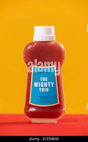 EMBARGOED BIS 0001 MITTWOCH, 20. AUGUST, NUR REDAKTIONELLE VERWENDUNG Supermarkt Aldi stellt „The Mighty Trio“ vor, eine limitierte Flasche mit dreifacher Soße, die gleichzeitig Ketchup, Mayonnaise und Senf abgibt, die als Reaktion auf neue Forschungsergebnisse veröffentlicht wurde, die zeigen, dass die Menschen über ihre Gewürze mehr Meinungen denn je sind. Ausgabedatum: Mittwoch, 20. August 2025. Stockfoto