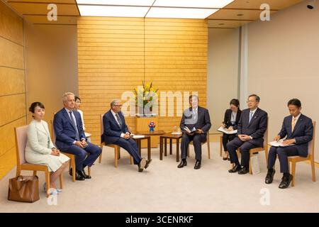 Tokio, Japan. August 2025. Bill Gates, Vorsitzender der Gates Foundation, besucht am 19. August 2025 den japanischen Premierminister Shigeru Ishiba im Büro des Premierministers in Tokio. (Credit Image: © POOL via ZUMA Press Wire) NUR REDAKTIONELLE VERWENDUNG! Nicht für kommerzielle ZWECKE! Stockfoto