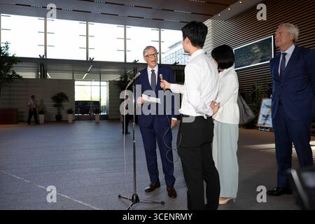 Tokio, Japan. August 2025. Bill Gates, Vorsitzender der Gates Foundation, besucht am 19. August 2025 den japanischen Premierminister Shigeru Ishiba im Büro des Premierministers in Tokio. (Credit Image: © POOL via ZUMA Press Wire) NUR REDAKTIONELLE VERWENDUNG! Nicht für kommerzielle ZWECKE! Stockfoto