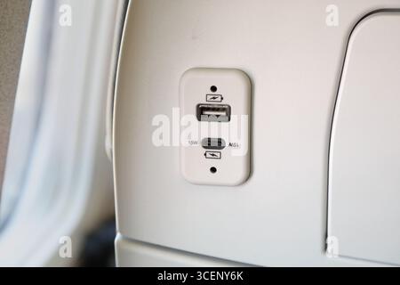 USB-Anschlüsse zum Aufladen Ihres Geräts an Bord von Flugzeugen. Zwei Versionen, USB-A- und USB-C-Ladeanschluss. Stockfoto