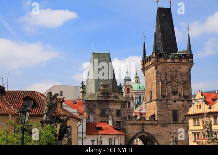Blick auf die Karlsbrücke auf den Mala Strana Brückenturm (Malostranska mostecka vez). Mittelalterlicher Turm in Prag Stadt, Tschechien. Stockfoto