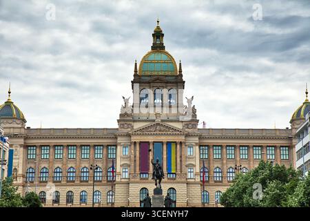 Gebäude des Nationalmuseums (Narodni Muzeum) - Touristenattraktion am Wenzelsplatz (Vaclavske Namesti) in Prag, Tschechische Republik. Stockfoto