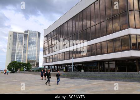 PRAG, TSCHECHISCHE REPUBLIK - 5. MAI 2024: Besucher besuchen das Prager Kongresszentrum (Kongresove Centrum Praha). Stockfoto