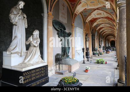 PRAG, TSCHECHISCHE REPUBLIK - 5. MAI 2024: Gräber auf dem Vysehrader Friedhof in Prag, Tschechische Republik. Stockfoto