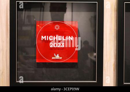 SINGAPUR CITY, SINGAPUR - 11. MÄRZ 2024: Michelin Star Award im Restaurant Putien in Singapur City. Stockfoto