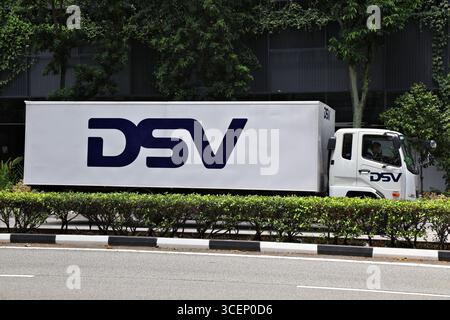 SINGAPUR CITY, SINGAPUR - 11. MÄRZ 2024: DSV Transport- und Logistikunternehmen Truck in Singapur City. Stockfoto