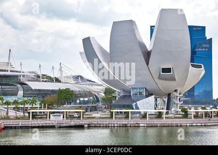 SINGAPUR CITY, SINGAPUR - 12. MÄRZ 2024: Blick auf das ArtScience Museum in Marina Bay, Singapur City. Stockfoto
