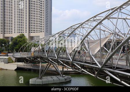 SINGAPUR CITY, SINGAPUR - 12. MÄRZ 2024: Die Menschen besuchen die Helix Bridge in Marina Bay, Singapur City. Stockfoto