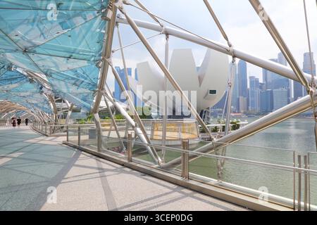 SINGAPUR CITY, SINGAPUR - 12. MÄRZ 2024: Die Menschen besuchen die Helix Bridge in Marina Bay, Singapur City. Stockfoto