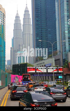 KUALA LUMPUR, MALAYSIA - 2. MÄRZ 2024: Staus in der Innenstadt von Kuala Lumpur, an der Jalan Ampang Street. Stockfoto
