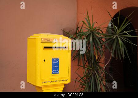 MARRAKESCH, MAROKKO - 20. FEBRUAR 2022: Öffentliche Mailbox der marokkanischen Post (Poste Maroc) in Marrakesch, Marokko. Poste Maroc ist die nationale Post Stockfoto