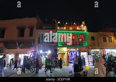 MARRAKESCH, MAROKKO - 19. FEBRUAR 2022: Besucher besuchen den Marktplatz Jemaa el-Fnaa (Djemaa el Fna) von Marrakesch. Der Platz ist als UNESCO Masterpi gelistet Stockfoto