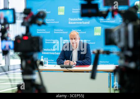 19. August 2025, Berlin: Joachim Rukwied, Präsident des Deutschen Bauernverbandes (DBV), spricht auf einer Pressekonferenz im Haus der Land - und Ernährungswirtschaft zur Erntebilanz 2025. Foto: Christophe Gateau/dpa Stockfoto