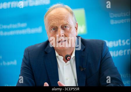 19. August 2025, Berlin: Joachim Rukwied, Präsident des Deutschen Bauernverbandes (DBV), spricht auf einer Pressekonferenz im Haus der Land - und Ernährungswirtschaft zur Erntebilanz 2025. Foto: Christophe Gateau/dpa Stockfoto