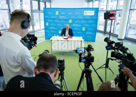 19. August 2025, Berlin: Joachim Rukwied, Präsident des Deutschen Bauernverbandes (DBV), spricht auf einer Pressekonferenz im Haus der Land - und Ernährungswirtschaft zur Erntebilanz 2025. Foto: Christophe Gateau/dpa Stockfoto