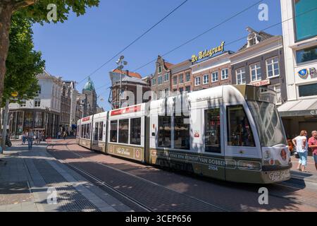 Amsterdam, Niederlande - 2. Juli 2018: Stadtbahn am Rembrandtplatz und Amsterdam Stockfoto