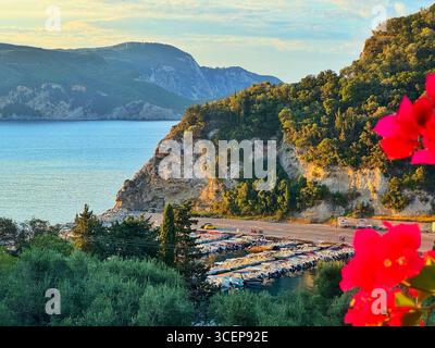 Blick auf Paleokastritsa, Griechenland, von einem Apartment am Hügel, Korfu. Stockfoto